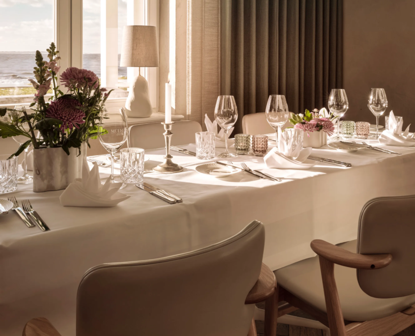 Dekorierter Tisch mit gefalteten Servietten und Blumen